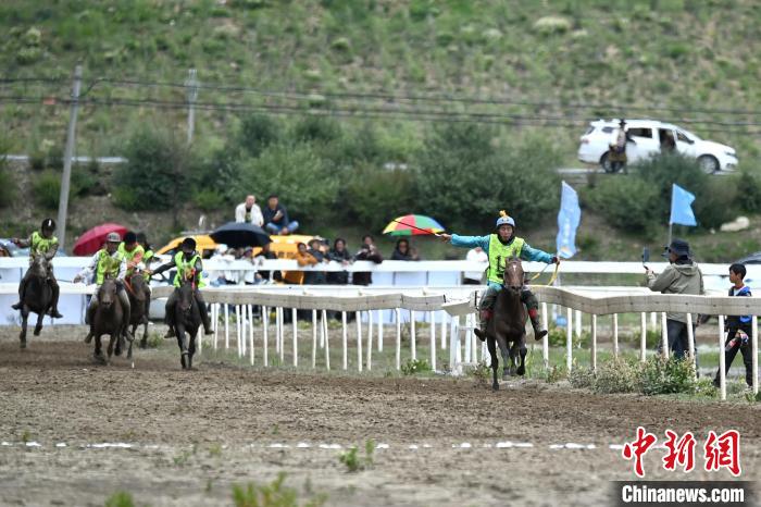 四川理塘10000米賽馬耐力賽開賽