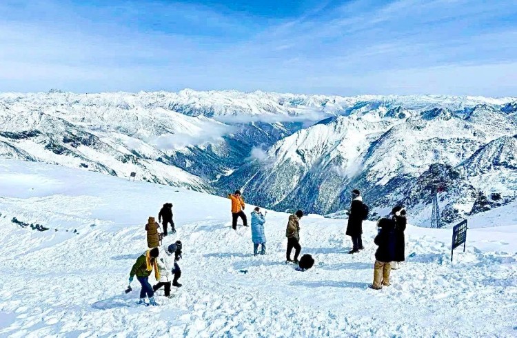 游客在達古冰川景區玩雪。黑水縣融媒體中心供圖