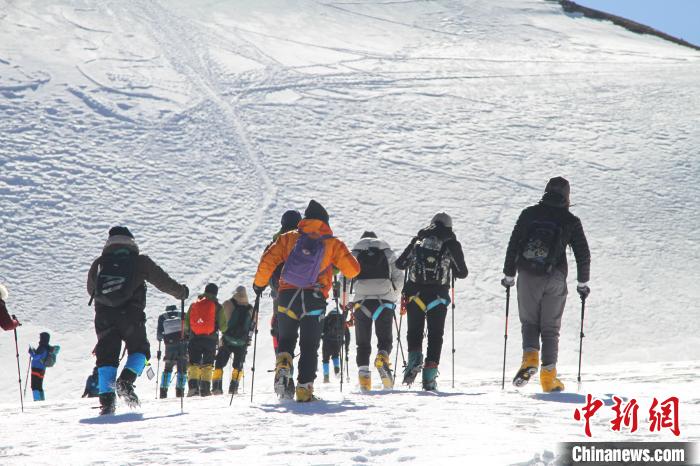 圖為2019年，普通民眾在洛堆峰體驗登雪山活動。資料圖 趙朗 攝