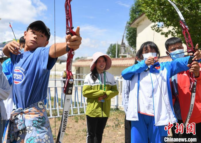 圖為西藏自治區拉薩市賽馬場內學生在體驗“工布響箭”項目。　貢嘎來松 攝