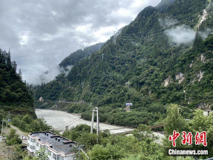 險山急流中的兩座橋。彭寧鈴 攝