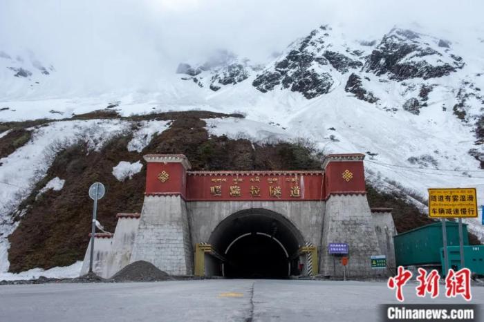 墨脫公路控制性工程——嘎隆拉隧道。上方為嘎隆拉雪山，曾是進入墨脫最大的“攔路虎”。