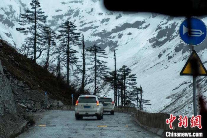 圖為墨脫公路沿線的雪景風光。