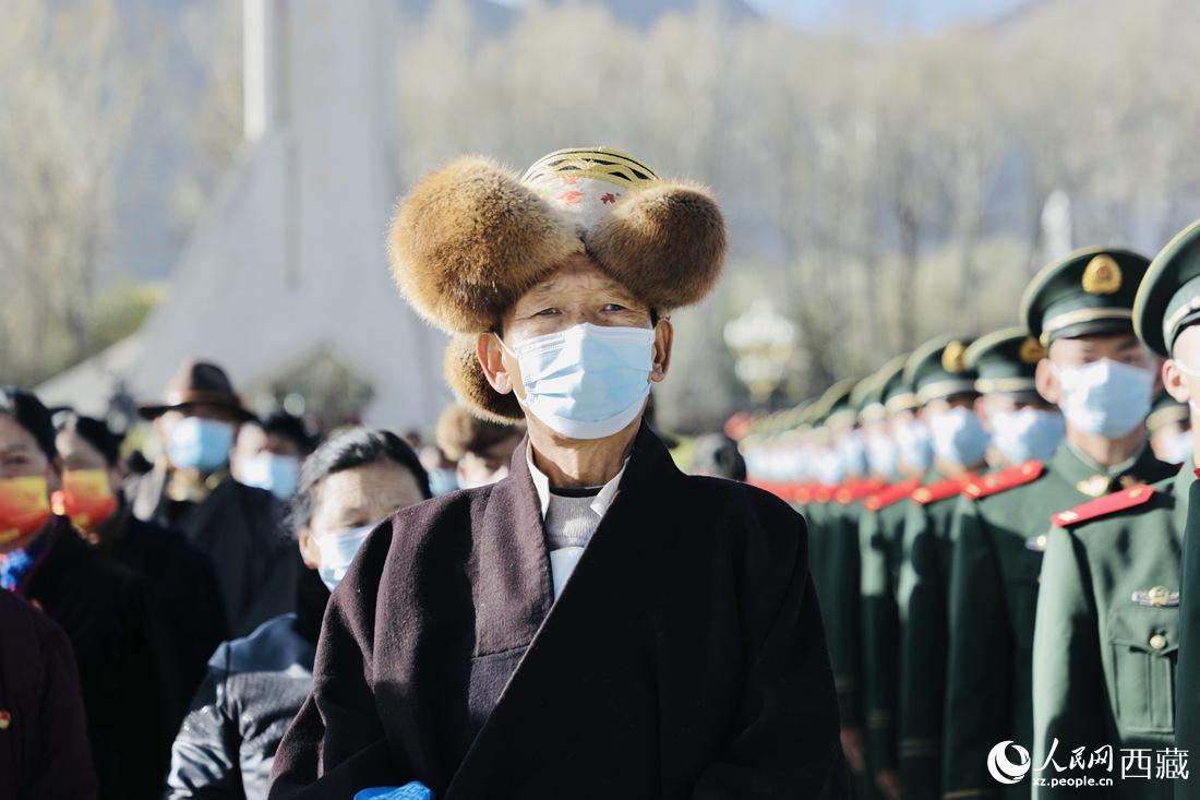 群眾代表們參加升旗儀式現場。人民網 次仁羅布 攝