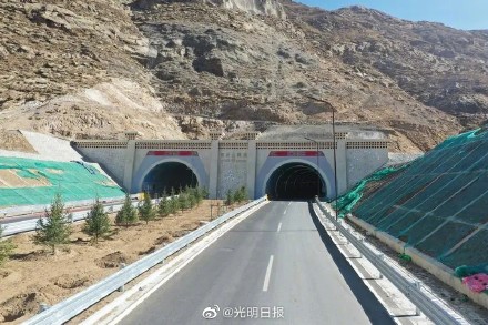 西藏拉薩柳梧新區忠材山隧道已單向通車