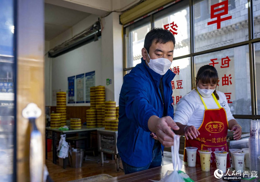 市民購買早餐。人民網 次仁羅布攝