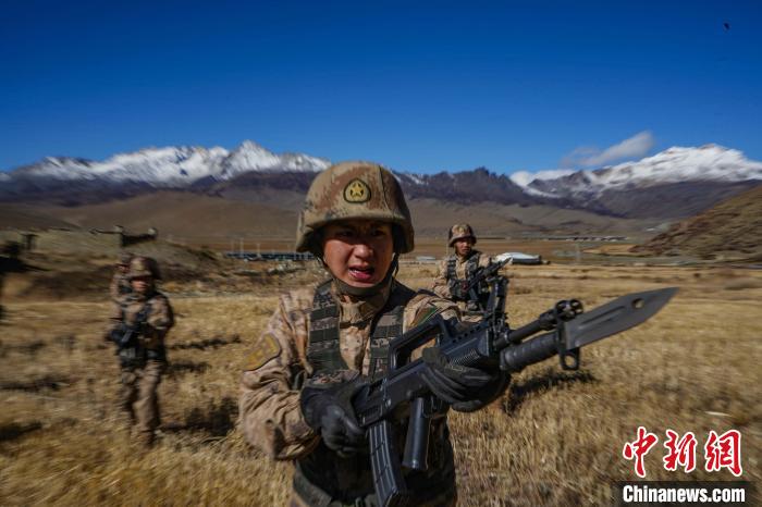 西藏山南軍分區某團開展“征戰練兵場”系列活動