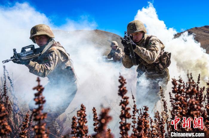 官兵正在進行戰術綜合訓練。　西藏山南軍分區某團供圖