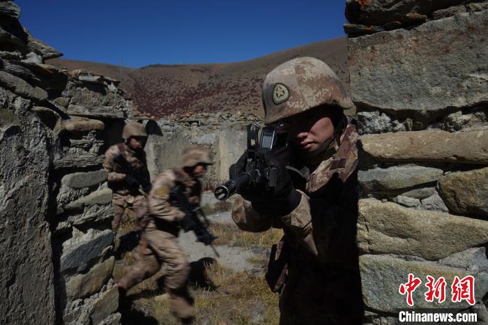 官兵正在進行戰術綜合訓練。　西藏山南軍分區某團供圖