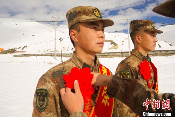 退伍老兵合照留念。　西藏山南軍分區(qū)某團(tuán)供圖