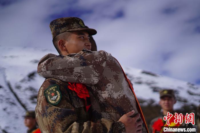 退伍老兵相擁留念。　西藏山南軍分區(qū)某團(tuán)供圖