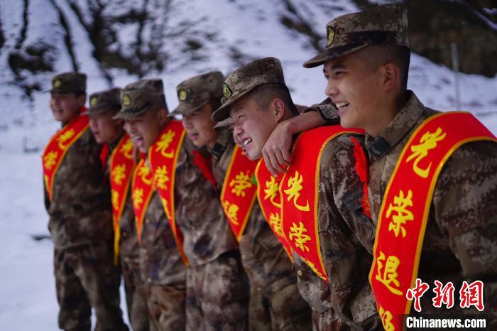 退伍老兵合照留念。　西藏山南軍分區(qū)某團(tuán)供圖