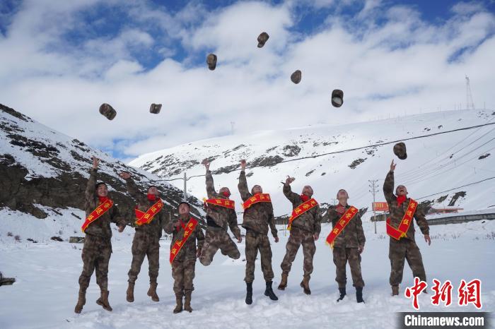 退伍老兵飛帽留念。　西藏山南軍分區(qū)某團(tuán)供圖