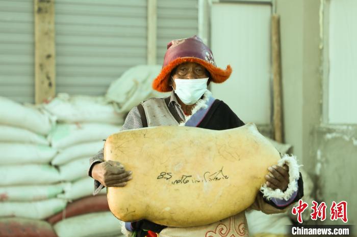 圖為茶措村牧區改革合作社酥油分紅現場。　索朗仁青 攝