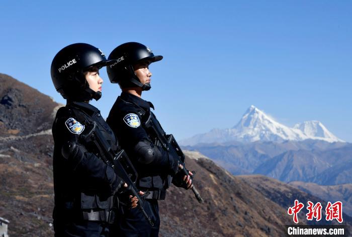 1月6日，移民警察在執(zhí)勤。　李林 攝