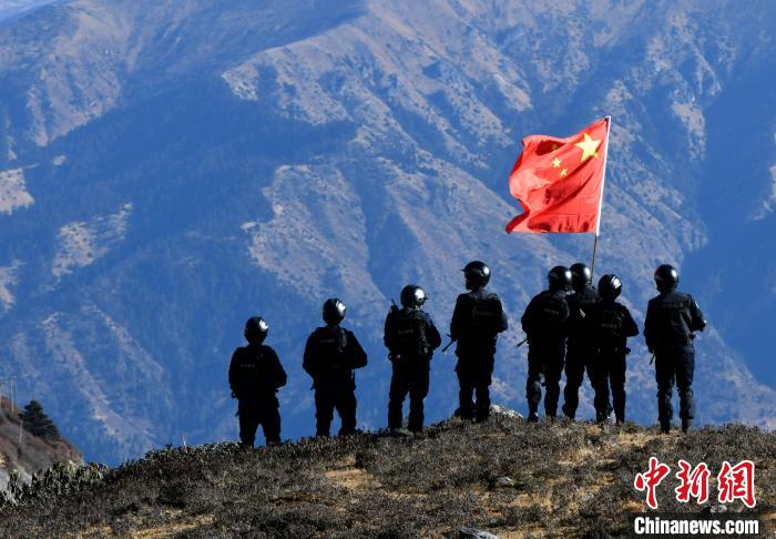 1月6日，移民警察在執(zhí)勤。　李林 攝