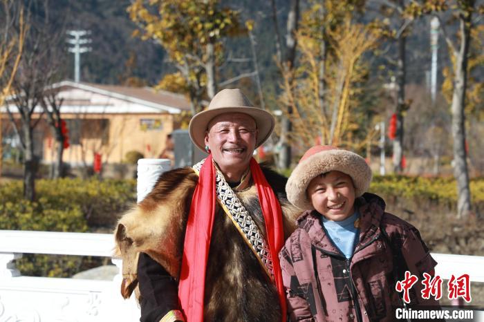 圖為林芝市巴宜區布久鄉仲果村村民桑杰與孫子一起參加藏歷新年活動。　張力 攝