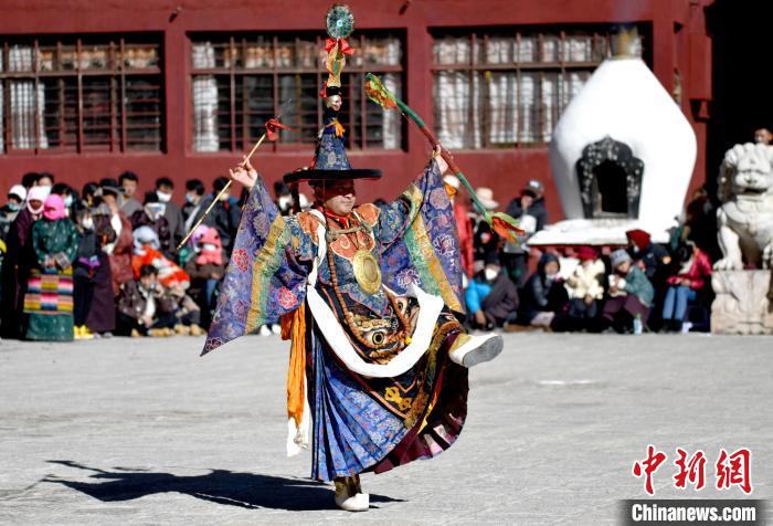 2月19日，楚布寺僧人參加跳神活動。　李林 攝