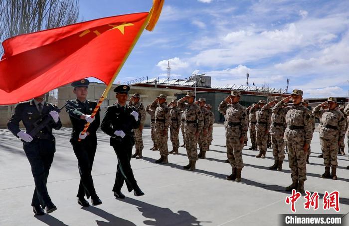 圖為授銜現場迎軍旗。　劉曉東 攝