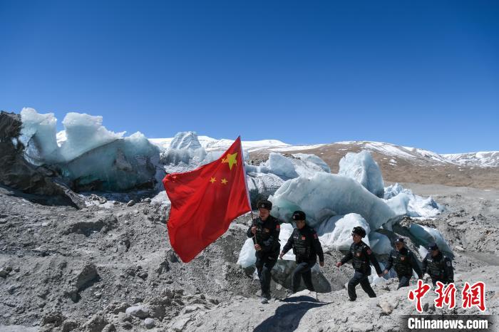 4月5日，普瑪江塘邊境派出所民輔警巡邏至四零冰川附近。　江飛波 攝