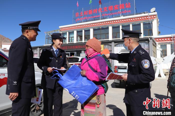 圖為日土邊境派出所民警在選轄區宣講國家安全知識。　任博 攝