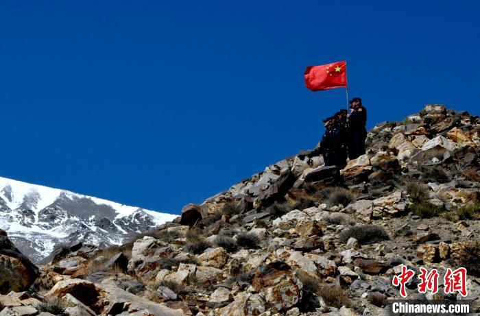 底雅邊境派出所民警夏永軍(右一)在巡邏中。　李林 攝