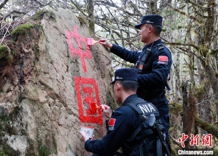 山南邊境管理支隊玉麥邊境派出所民警邊境巡邏途中在石頭上用油漆涂寫“中國”二字 。　鄭琦山 攝