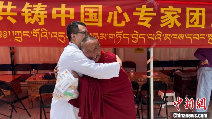 西藏自治區(qū)昌都市左貢縣田妥鎮(zhèn)義診點，一位僧人對北京京煤集團總醫(yī)院呼吸科主任醫(yī)師陳亮表示感謝。　曹旭帆 攝