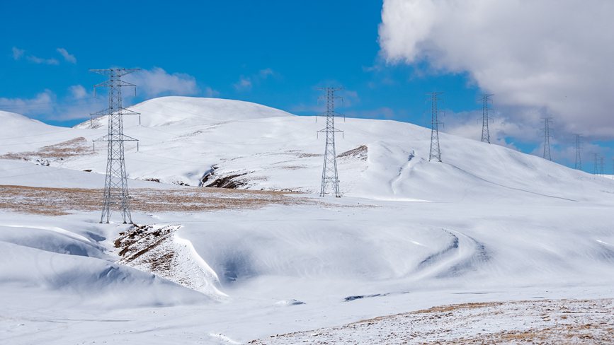 西藏自治區(qū)那曲市冰天雪地里的電網(wǎng)。趙清鵬攝